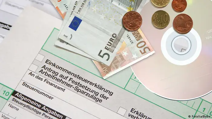 Deutschland Symbolbild Steuer CD und Steuererklärung