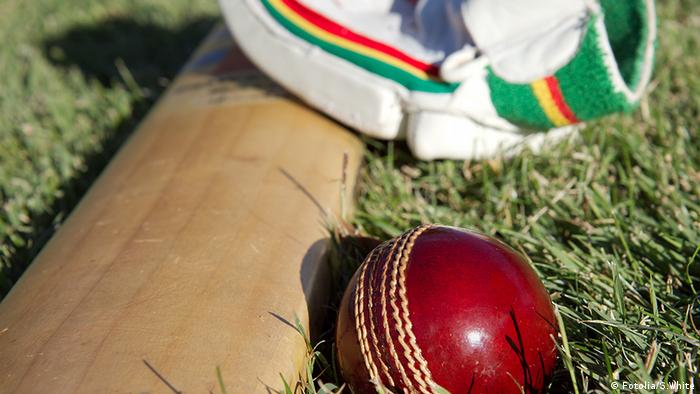 Symbolbild Cricket Ball Schläger und Handschuh