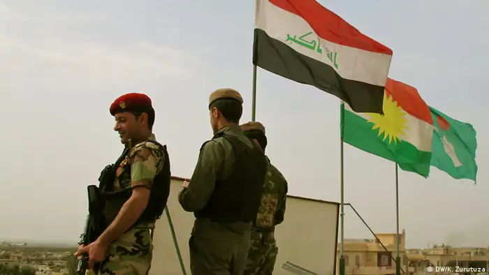 Irak irakische und kurdische Flaggen in Bashiqa