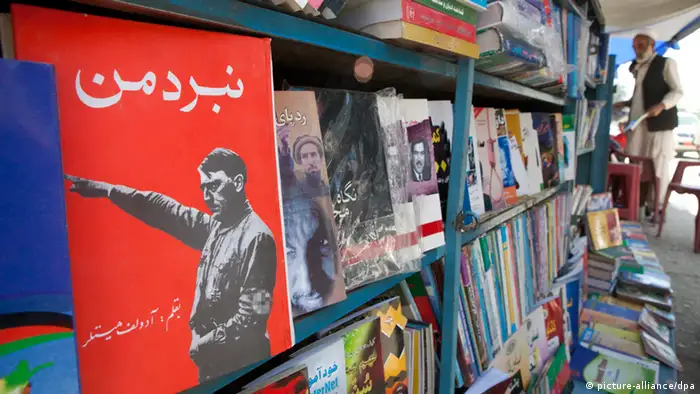 Adolf Hitler Poster in Kabul bei einem Buchhändler 
