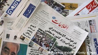 Ein Stapel iranischer Zeitungen (Foto: BEHROUZ MEHRI/AFP/Getty Images)