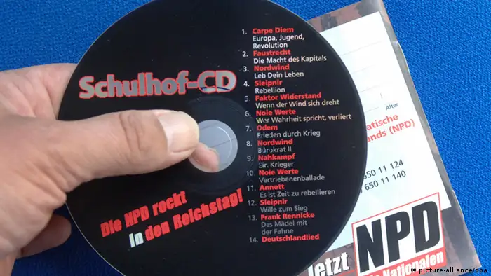 Musik-CD's der rechten Partei NPD, die auf Schulhöfen verteilt werden, aufgenommen am Donnerstag (21.09.2006) in Berlin auf dem Hof der NPD-Parteizentrale. Foto: Peer Grimm dpa/lbn +++(c) dpa - Report+++