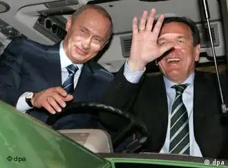 德国总理施罗德（右）与俄罗斯总统普京在2005年汉诺威博览会上同开一辆拖拉机