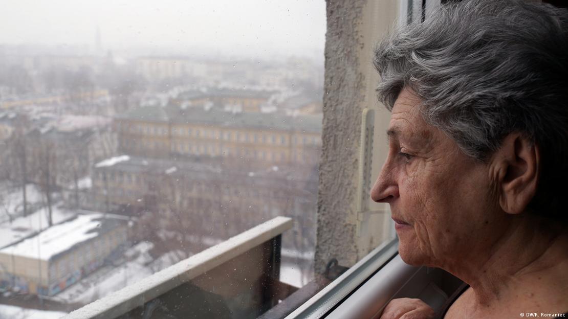 Krystyna Budnicka gleda na područje bivšeg Varšavskog geta