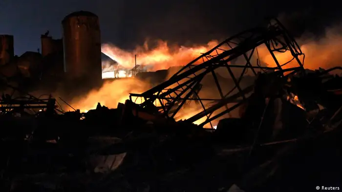 Smoke rises as water is sprayed at the burning remains of a fertilizer plant after an explosion at the plant in the town of West, near Waco, Texas early April 18, 2013. The deadly explosion ripped through the fertilizer plant late on Wednesday, injuring more than 100 people, leveling dozens of homes and damaging other buildings including a school and nursing home, authorities said. REUTERS/Mike Stone (UNITED STATES - Tags: DISASTER ENVIRONMENT AGRICULTURE)