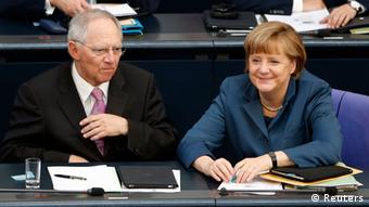 Finanzminister Schäuble und Kanzlerin Merkel im Bundestag (Foto: REUTERS/Fabrizio Bensch)