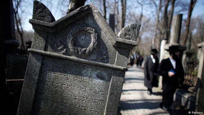Ein orthodoxer Jude läuft über den Jüdischen Friedhof von Warschau (Foto: Reuters)