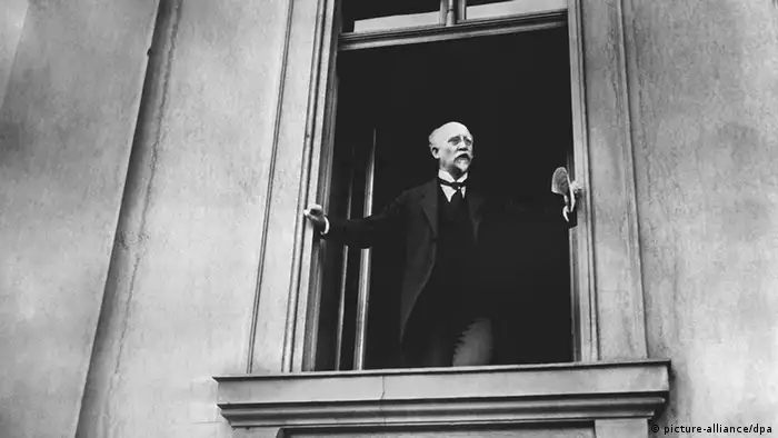 Der SPD-Politiker Philipp Scheidemann ruft am09.11.1918 von einem Balkon des Reichstages in Berlin die erste deutsche Republik aus, Foto: picture-alliance/dpa