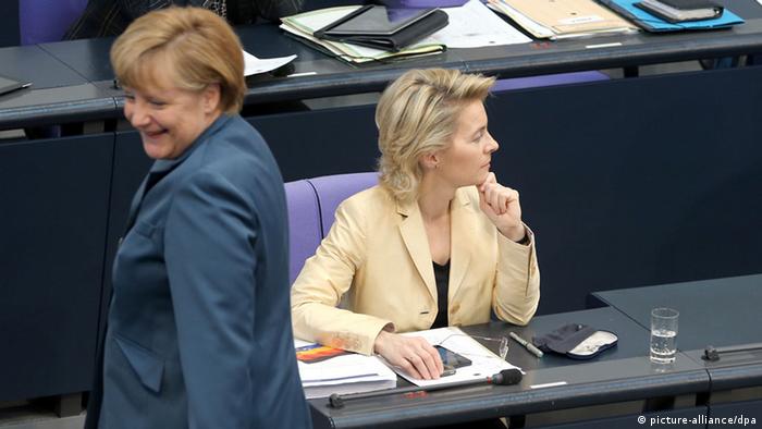 German Chancellor Angela Merkel in the Bundestag in April, 2013 during the debate on während der Debatte um die Frauenquote an Bundesarbeitsministerin Ursula von der Leyen (beide CDU) vorbei. Im Plenum stand ein Gesetzentwurf des Bundesrats zur Abstimmung, der in Aufsichtsräten börsennotierter Unternehmen die stufenweise Einführung einer Quote für Frauen von 40 Prozent ab 2023 vorsieht. Foto: Wolfgang Kumm/dpa