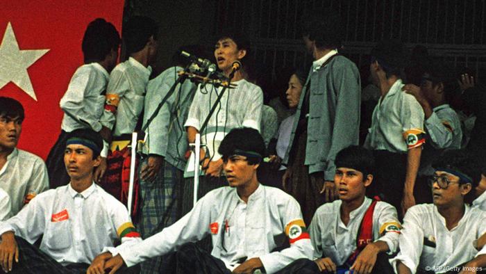 Myanmar Proteste Aung San Suu Kyi Rede Archivbild 26.08.1988 (AFP/Getty Images)