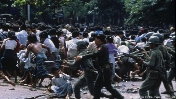 Myanmar Proteste Armee Intervention Archivbild August 1988 (ullstein bild-Heritage Images/Alain Evrard)