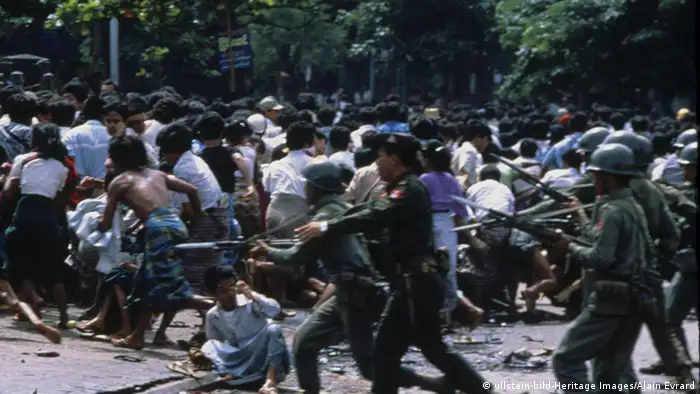 Myanmar Proteste Armee Intervention Archivbild August 1988 (ullstein bild-Heritage Images/Alain Evrard)