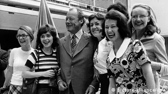 Willy Brandt umgeben von jungen Frauen