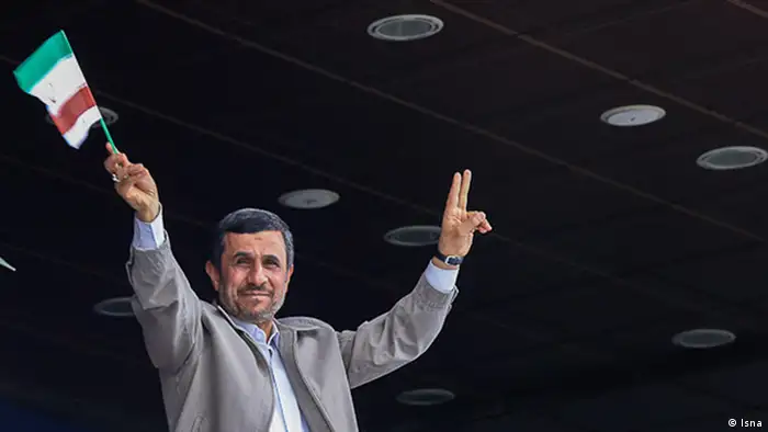 Stichwort: Ahmadinedschad, Iran, Azadi Stadion Beschreibung: Mahmoud Ahmadinedschad bei einer Versammlung am 18.04.13 in Azadi-Stadion. Quelle: Isna Lizenz: Frei Zulieferer: Samira Nikaeen