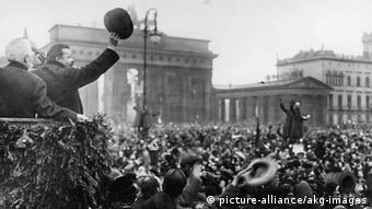 Фридрих Эберт приветствует солдат, вернувшихся с фронта домой. Берлин, 1918 год