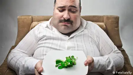 Diätlüge Teller mit kleiner Portion Gemüse
