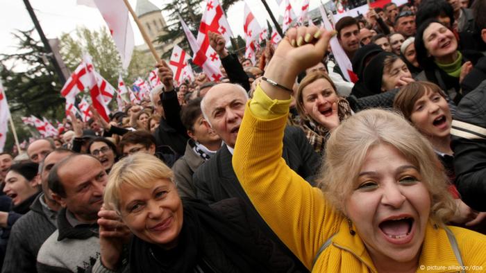 Georgiens Opposition Protestiert Gegen Regierung | Aktuell Europa | DW ...