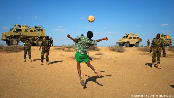 Ein Junge spielt Fußball mit AU-Soldaten (Foto: STUART PRICE/AFP/Getty Images)