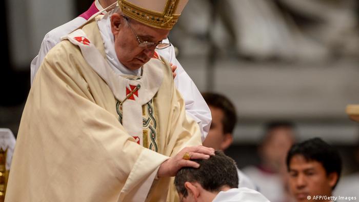 Papst Frinziskus weiht Priester