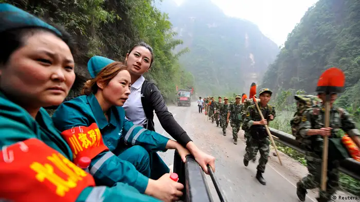 Medical personnel (L) and paramilitary policemen rush to reach the isolated Baoxing county a day after an earthquake hit Ya'an, Sichuan province, April 21, 2013. Rescuers struggled to reach a remote, rural corner of southwestern China on Sunday as the toll of the dead and missing from the country's worst earthquake in three years climbed to 208 with almost 1,000 serious injuries. The 6.6 magnitude quake struck in Lushan county, near the city of Ya'an in the southwestern province of Sichuan, close to where a devastating 7.9 quake hit in May 2008, killing 70,000. Picture taken April 21, 2013. REUTERS/Stringer (CHINA - Tags: DISASTER) CHINA OUT. NO COMMERCIAL OR EDITORIAL SALES IN CHINA