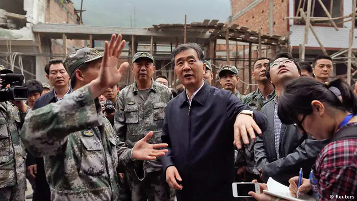 China's Vice Premier Wang Yang (C) speaks with rescuers in Taiping town of Lushan county, Sichuan province April 21, 2013. Rescuers struggled to reach a remote, rural corner of southwestern China on Sunday as the toll of the dead and missing from the country's worst earthquake in three years climbed to 208 with almost 1,000 serious injuries. The 6.6 magnitude quake struck in Lushan county, near the city of Ya'an in the southwestern province of Sichuan, close to where a devastating 7.9 quake hit in May 2008, killing 70,000. Picture taken April 21, 2013. REUTERS/Stringer (CHINA - Tags: DISASTER POLITICS) CHINA OUT. NO COMMERCIAL OR EDITORIAL SALES IN CHINA