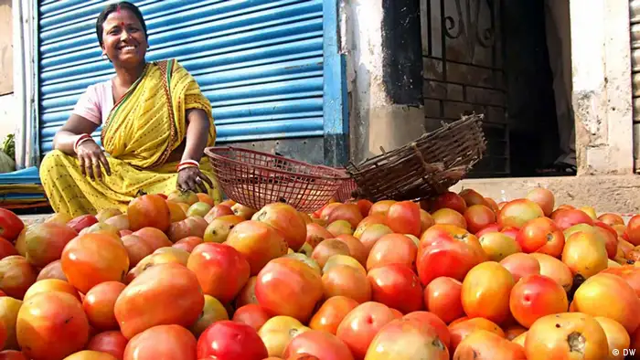Fotograf/Datum: Nilanjan Ray Aufnahmeort: Nepalgunge, Nepal Beschreibung: Selling tomatos produced on their fields. Bildrechte: Nilanjan Ray, Verwertungsrechte der DW eingeräumt Datum: 5.1.2008