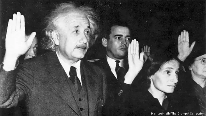 Albert Einstein mit seiner Stieftochter Margot bei der Einbürgerung als amerikanische Staatsbürger