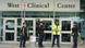 Polizisten sichern den Eingang des Krankenhauses in Boston, in dem der mutmaßliche Attentäter liegt (Foto: pa/dpa) Polizisten sichern den Eingang des Krankenhauses in Boston, in dem der mutmaßliche Attentäter liegt (Foto: pa/dpa)
