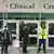 Polizisten sichern den Eingang des Krankenhauses in Boston, in dem der mutmaßliche Attentäter liegt (Foto: pa/dpa)