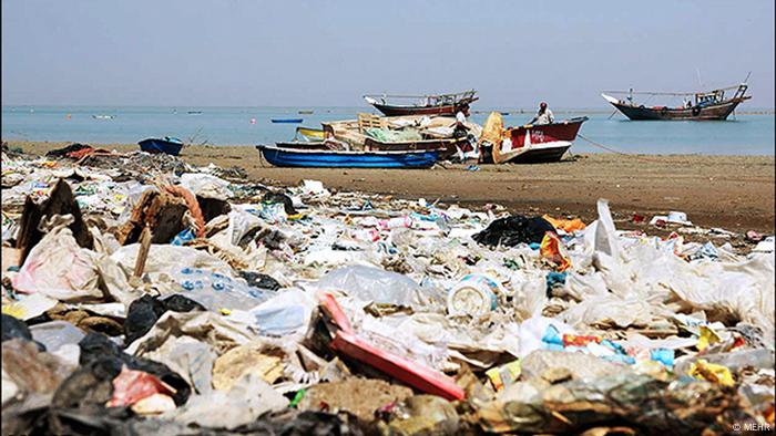 Basura en una playa iraní