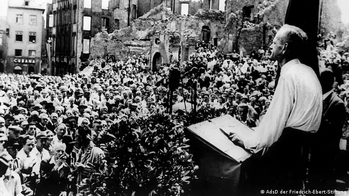 Der SPD-Vorsitzende der westlichen Besatzungszonen Kurt Schumacher spricht auf einer Kundgebung auf dem Frankfurter Römer am 27.6.1946 vor der Kulisse ausgebombter Häuserfassaden, Foto: © AdsD der Friedrich-Ebert-Stiftung