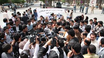 Demonstration in Kabul. Auf dem Transparent steht: Wir verurteilen Gewalttaten gegen Reporter (Foto: DW)