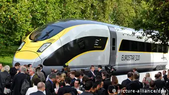 [38964385] Siemens hat Probleme mit Eurostar-Zügen ARCHIV - Der neue Eurostar e320 wird in London bei einer Pressekonferenz am 07.10.2010 vorgestellt. Siemens-Vorstandsmitglied Busch sagte der «Süddeutschen Zeitung» (23.04.2013), bei der Lieferung von zehn Hochgeschwindigkeitszügen für den Eurotunnel-Betreiber Eurostar zeichneten sich ernste Probleme ab. Foto: EPA/ANDY RAIN (Zu dpa 0722 vom 22.04.2013) +++(c) dpa - Bildfunk+++