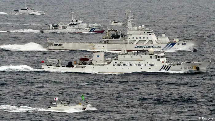 中国一艘海监船（前）同日本海上保卫厅的船只（2013.4.23）