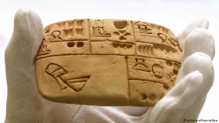Eine archaische Tontafel aus dem Jahr 3000 v. Chr., die zur Abrechnung von Getreideprodukten diente. Foto: Stephanie Pilick/dpa
