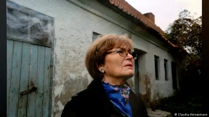 Luise Quietsch stands in front of the house where she lived before being forced to flee (Luise Quietsch)