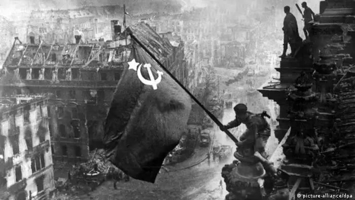 Встановлення радянського прапора над Рейхстагом 2. травня 1945 року