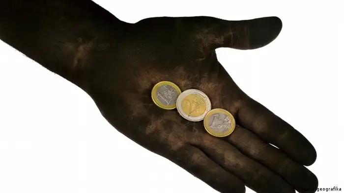 #49516108 - Euro coins lying on dirty hand Autor geografikaPortfolio ansehen Bildnummer 49516108 Land Polen