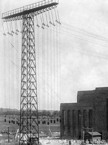 Schwarzweißbild einer Antenne außerhalb einer nicht sendenden Station in Brandenburg, 1919.