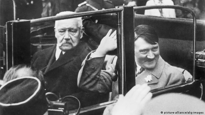 Reichskanzler Hitler begibt sich mit dem Reichspräsidenten von Hindenburg zur zentralen Veranstaltung zum Berliner Stadtschloss Foto: picture-alliance/akg-images