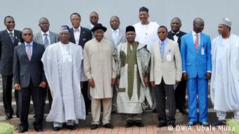 Präsident Goodluck Jonathan (3. v.l.) mit Mitgliedern der nigerianischen Amnestie-Kommision (Foto: Ubale Musa/DW)