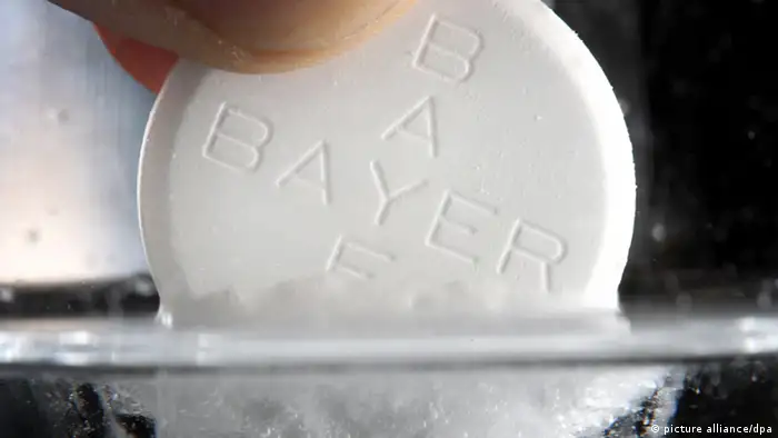 ARCHIV - Eine Aspirin-Tablette des Bayer-Konzerns löst sich in Düsseldorf in einem Wasserglas auf (Archivfoto vom 14.03.2007). Wenn Bayer-Chef Marijn Dekkers in wenigen Tagen (28. Februar) die Bilanz für 2012 präsentiert, wird er auch über ein großes Jubiläum sprechen: Vor 150 Jahren, am 1. August 1863, wurde das Unternehmen als kleine Farbenfabrik in Wuppertal Barmen gegründet. Heute ist Bayer ein weltweit agierender Pharma- und Chemiekonzern mit 112 000 Mitarbeitern und 36 Milliarden Euro Umsatz. Foto: Martin Gerten dpa/lnw +++(c) dpa - Bildfunk+++