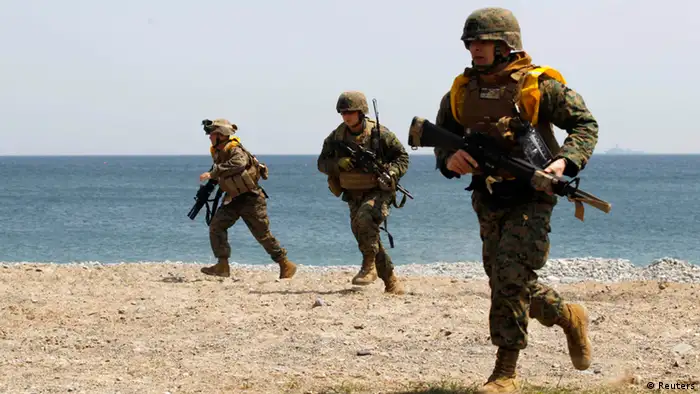 Marines of the U.S. Marine Corps, based in Japan's Okinawa, take part in a practice for a U.S.-South Korea joint landing operation drill in Pohang, about 370 km (230 miles) southeast of Seoul, April 25, 2013. The landing operation drill, which will be held on Friday is a part of the two countries' annual military training called Foal Eagle which began on March 1 and runs untill April 30. Tension has been fuelled by North Korean anger over the imposition of U.N. sanctions after its last nuclear arms test in February, creating one of the worst periods of stress on the peninsula since the end of the Korean War in 1953. REUTERS/Lee Jae-Won (SOUTH KOREA - Tags: MILITARY POLITICS)