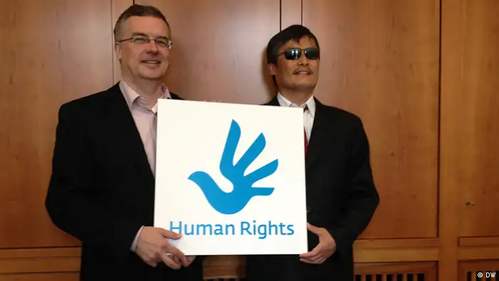 Markus Löning, Beauftragter der Bundesregierung für Menschenrechtspolitik und Humanitäre Hilfe, und der chinesische Menschenrechtler Chen Guangcheng Ort: Berlin Datum: 23.04.2013 Fotograf: Su Yutong (DW/Chinesisch)