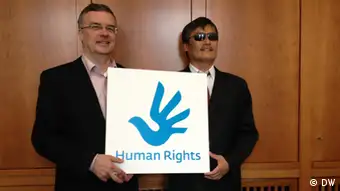 Deutschland China Menschenrechte Markus Löning und Chen Guangcheng in Berlin
