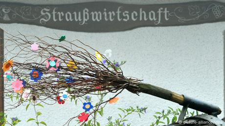 Ein als Strauß dekorierter Besen signalisiert am Mittwoch (13.10.2010) an der Dorfstraße im schwarzwälder Glottertal, dass die Straußwirtschaft geöffnet hat. Foto: dpa
