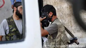 Syrien Kämper mit Gasmaske in Aleppo Chemiewaffen