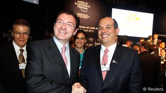 Mexico's Finance Minister Luis Videgaray (L) and Peru's Finance Minister Luis Miguel Castilla pose for pictures after the inauguration of the World Economic Forum on Latin America in Lima, April 24, 2013. REUTERS/Enrique Castro-Mendivil