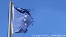 In Fetzen hängen die zerrissenen Fahnen von Europa (l) und Griechenland (r) und eine weitere, nicht identifizierbare Fahne (Mitte) an Fahnenmasten auf der griechischen Insel Kreta, aufgenommen im August 2009. Foto: Frank Schumann (Andere Flagge entfernt)