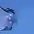 In Fetzen hängen die zerrissenen Fahnen von Europa (l) und Griechenland (r) und eine weitere, nicht identifizierbare Fahne (Mitte) an Fahnenmasten auf der griechischen Insel Kreta, aufgenommen im August 2009. Foto: Frank Schumann (Andere Flagge entfernt)